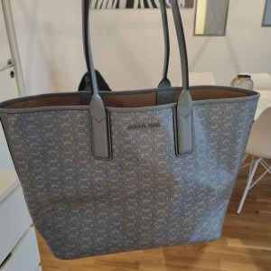 Michael kors blå väska  - Michael kors väska i bra skick 