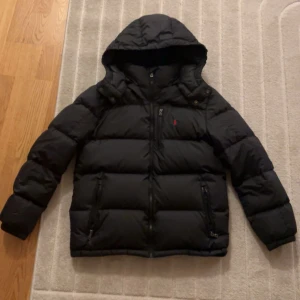 Polo ralph Lauren jacka - Hej jag säljer denna riktigt feta jackan. Köpte den i januari detta året. Använd sparsamt och försiktigt. Den är som ny med inga defekter eller skador. Storlek XS-S men är mer som en S. Köpt för 3000