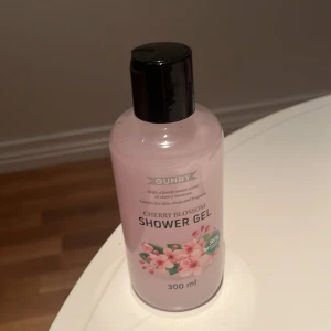 Gunry shower gel  - Gunry Cherry Blossom Shower Gel med en härlig söt doft av körsbärsblom. Flaskan innehåller 300 ml och ger en fräsch och väldoftande känsla efter duschen. Perfekt för daglig användning och lämnar huden ren och fräsch.