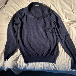 John henric långärmad piké  - Säljer min John henric tröja i väldigt bra skick för jag tyvär inte använder den. 