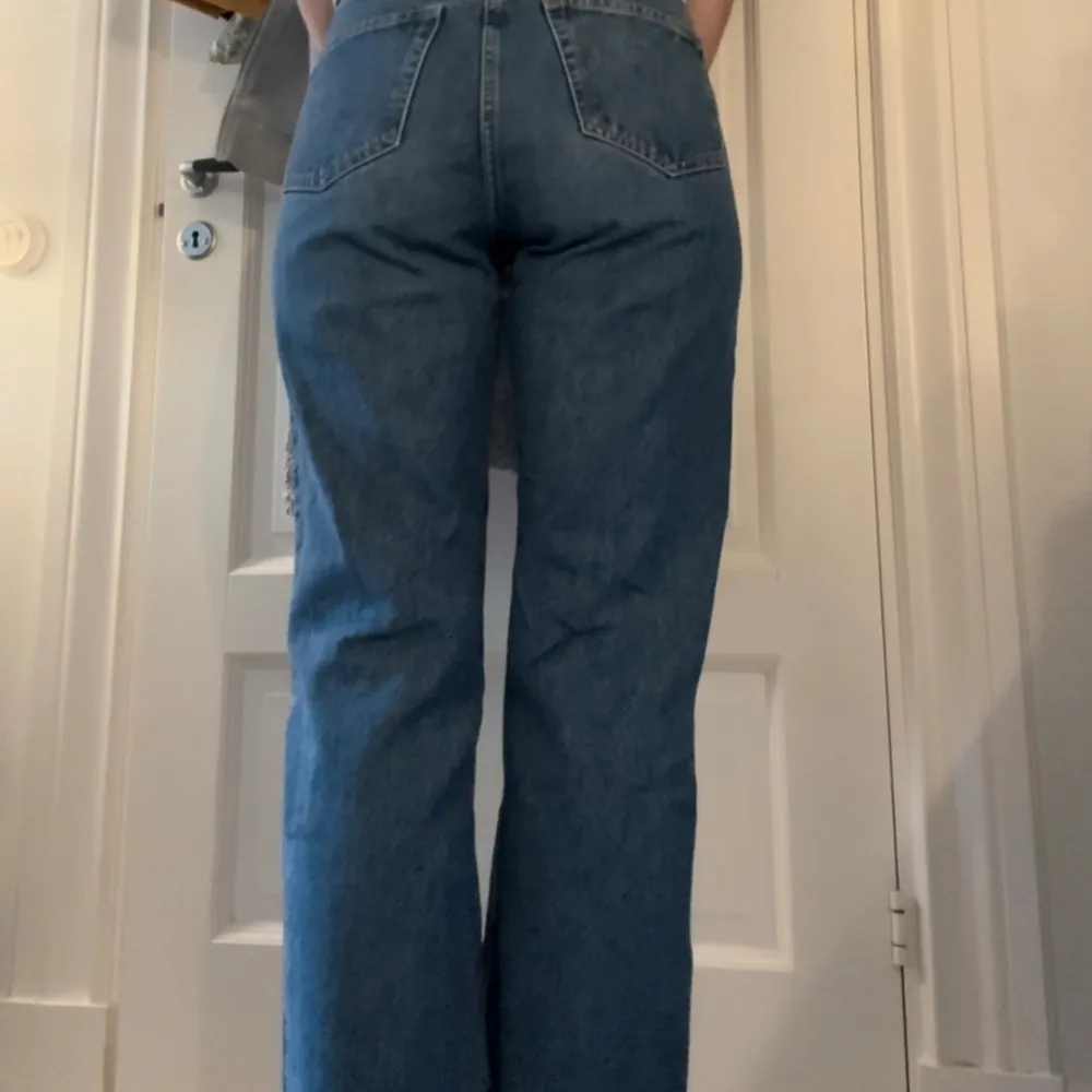 Säljer ett par snygga jeans från Weekday i modellen ”Rowe”. Stl. W27L30. Jättefint skick, säljs pga behov av garderobsrensning. 100 kr + frakt! 🤓🥰. Jeans & Byxor.