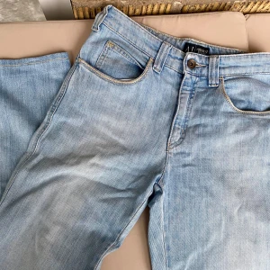 Ljusblå jeans från Armani Jeans stl 28 - Säljer ett par snygga ljusblå jeans från Armani Jeans i storlek 28.Passade inte mig tyvärr 💞