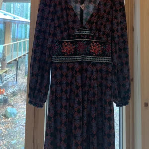 Retroklänning 70-tal - Strl S-M. Vacker retroklänning. 70-tal. Band i midjan saknas men är lika fin utan. 