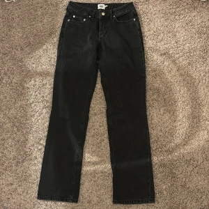 Lågmidjade straight svarta jeans - Används några gånger men som nytt skick. Bra material och stretchiga