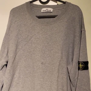 Stone island hoodie - Säljer en stone island hoodie, knappt använd och inga defekter.