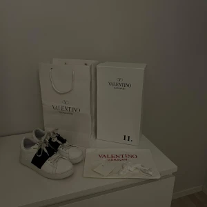 Valentino rock stud  - Valentino rock stud använda vårdsamt och nästan som nya. Dustbag, låda, extra snören och påse medföljer. Original pris: 8515kr 