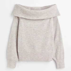 Off shoulder stickad tröja - En efterfrågad stickad tröja från h&m som inte säljs längre. Har använt den 2 ggr. Den är i nyskick! 🤍