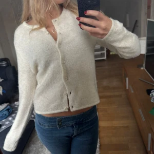 Stickad kofta - Söt stickad kofta i créme vit från Ginas Premium Quality-kollektion