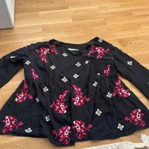 Här har vi en fin blus med vackra blommor på. Blusen är i väldigt bra skick och kan få din outfit att se extra fin ut. Den är från odd molly i storleken Xs