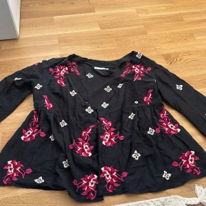 Odd molly blus - Här har vi en fin blus med vackra blommor på. Blusen är i väldigt bra skick och kan få din outfit att se extra fin ut. Den är från odd molly i storleken Xs