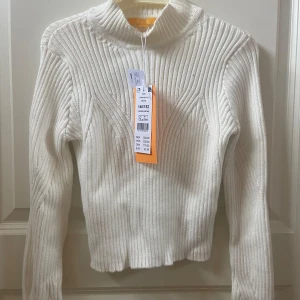 Stickad tröja gina  - Säljer denna jättefina tröja från Gina då den inte kommer till användning. Den är helt oanvänd så i jättebra skick💓. Hör av dig vid frågor eller liknande. 