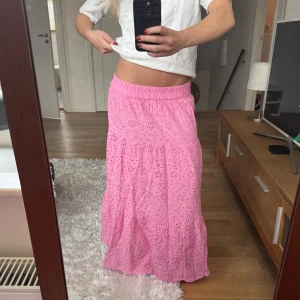 Rosa maxikjol  - Söt rosa maxikjol, knappt använd. Jag är 170 cm för preferens