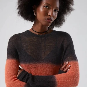 Weekday tröja  - Nina sweater från weekday som sitter lite genomskinligt mot kroppen, perfelt till en utekväll, säljer då jag inte har användning för den längre skriv för intresse😚😚😚🩷