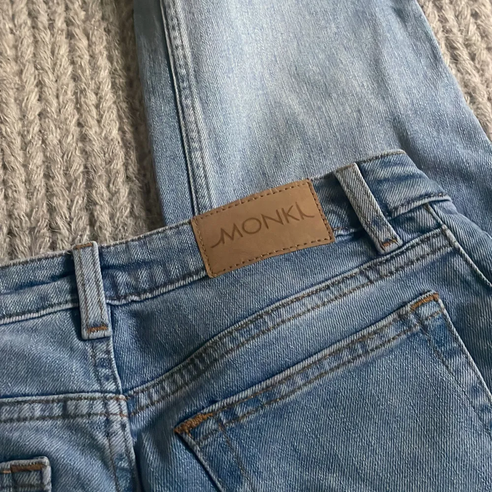 säljer nu dessa lågmidjade jeansen från monki som jag aldirg använt💕inga defekter alls så toppen skick💕 Stl 25 och passar mig bra i längden, jag e ish 167💗 (första bilden ej min) . Jeans & Byxor.