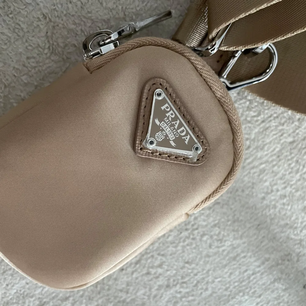 Beige Prada Re-edition 2005. Pris prutat och klart.. Accessoarer.