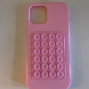 Rosa mobilskal med sugproppar - Säljer ett jätte fint rosa mobilskal med sugproppar på. Det gör det lägre att filma tiktoks mm. 