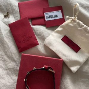 Valentino armband - Säljer mitt valentino armband då de inte längre kommer till användning. Har använt den 3 gånger. Armbandet är som nytt. 