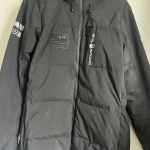 Sail racing jacka i storlek M - Knappt använd jacka Nypris 3800.