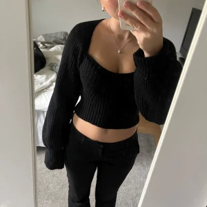 Stickat tvådelat set - Säljer mitt tvådelat stickade set med en tubtopp och ärmar. Storlek S/36 och har används ett fåtal gånger men är fortfarande i bra skick!💕  