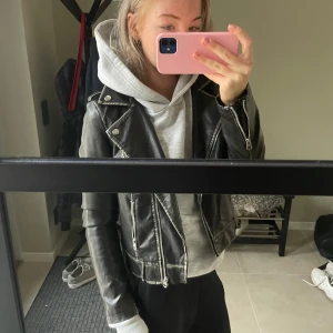 Skinnjacka - Snygg skinnjacka med detaljer från fb sister! Aldrig använd Svartbrun färg! 