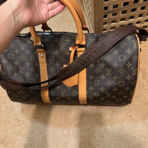 Weekend bag - Säljer denna fina weekendbag, tillsammans med axelbandet.