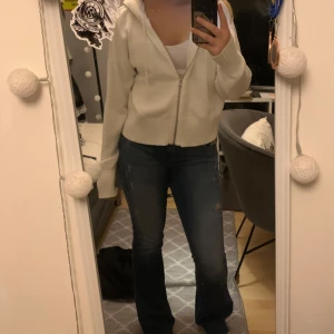 Vit hoodie med dragkedja  - Säljer denna vita hoodien med dragkedja för den inte kommer till någon användning. Bra skick bara använd ett få tal gånger!