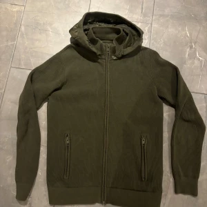 Cardigan - Indicode cardigan som blivit slutsåld då den blivit populär på TikTok är i nyskick förutom liten skada som knappt syns (bild 3) är slutsåld överallt är i size M (180-190)