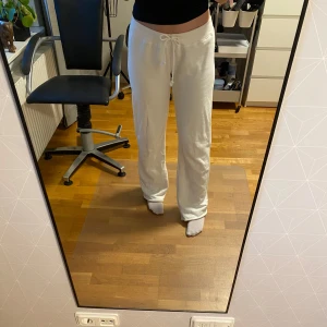 Vita mjukisbyxor  - Super fina lågmidjade mjukisbyxor från Brandy Melville, one size men skulle säga att de passar mellan S-M🥰 Fint skick🩷🩷🩷