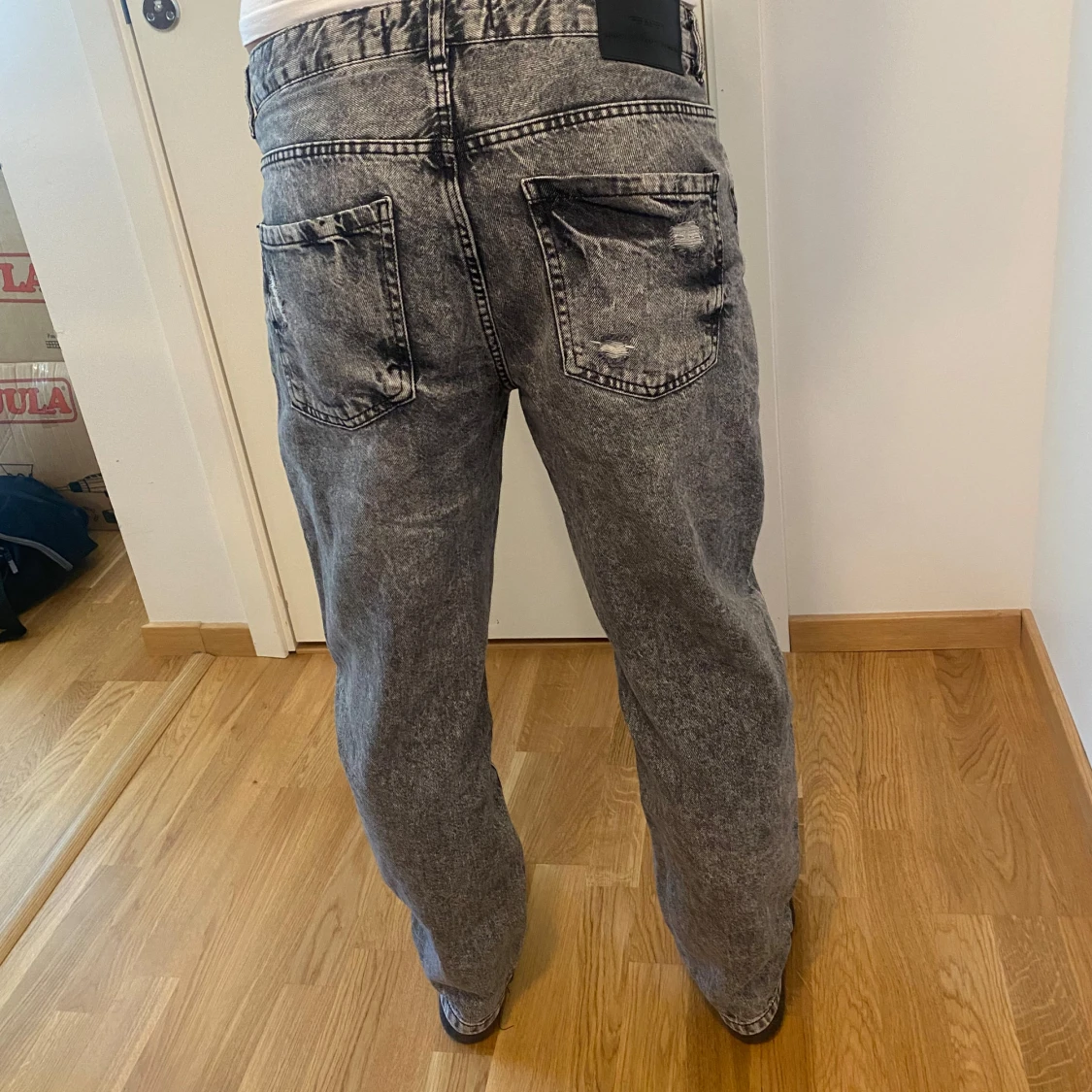 Grå jeans med slitningar - 90