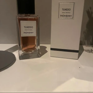 YVESSAINTLAURANT TUXEDO - Säljer en enbart test sprayad tuxedo som ni ser. Kom gärna med bud eller byten. Badgenummer: 62Y108X