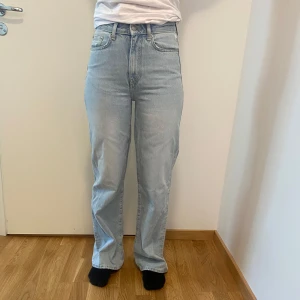 Ljusblå jeans i storlek XS - Säljer ett par ljusblå jeans i storlek XS. De har en klassisk femficksdesign och är i en straight passform. Perfekta för vardagsbruk och kan matchas med nästan vad som helst. De är i bra skick och redo för en ny ägare!