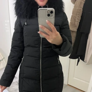 Hollies jacka strl 32/34 - Säljer min fina jacka storlek 32 men passar mig med 34. Figursydd och svartpäls. Dunjacka. Köpt för 4000 säljs för 1600 kan gå ner i snabbaffär