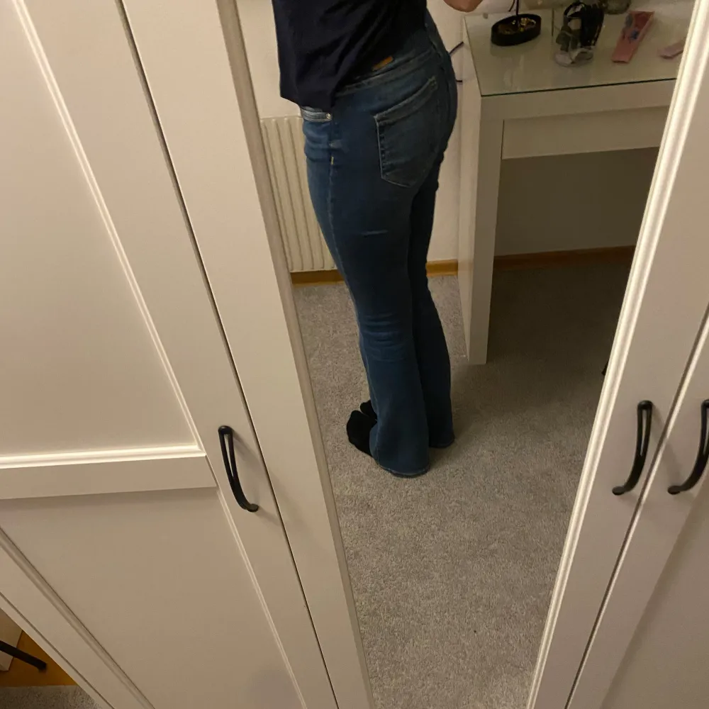 Säljer ett par snygga blå jeans från ONLY i storlek S. De har en klassisk bootcut passform. Jeansen är i bra skick och är midwaist. Längden passar mig som är 170 cm. Jeans & Byxor.