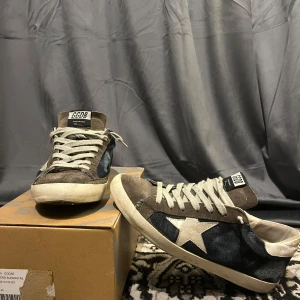 Golden goose skor  - Golden gosse i mycket bra skick  (har släppt lite i sulan men inget som märks under användning) slitningarna är från fabrik | storlek 41 men passar 42 | nypris 4300kr | mitt pris 2499kr | hör av dig vid fler frågor eller funderingar!
