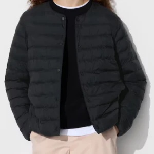 Uniqlo lättvikts jacka - Säljer den här suuuuper fina jackan💞Eftersom att jag råkade beställa fel färg och inte han returnera den jag köpte på rea för 699kr💗💗