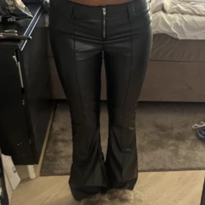 Utsvängda skinnbyxor - Säljer de här super snygga skinnbyxorna från new yorker i strl s vilket motsvarar 34/36. Hör av er för frågor💕