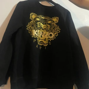 Tröja från Kenzo  - Köpt 3 år sen, använt ett par gånger BARA. Ser fortfarande ut som nytt. 