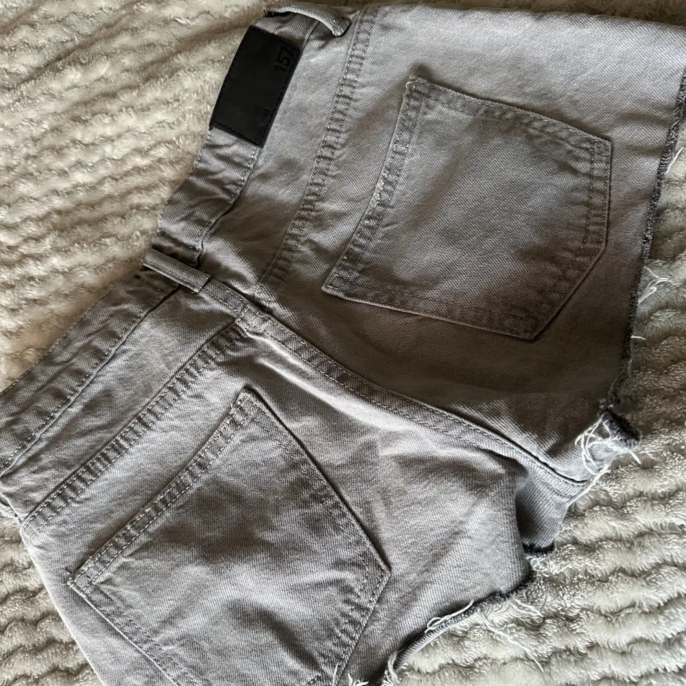 Shortsen är i stl. XS, från lager 157. Inte änvända mycket alls. Vid minsta fundering, hör av dig💞🙈. Shorts.