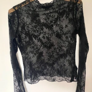 Mesh topp - Mesh topp med broderat mönster, perfekt till fest. Bra skick!