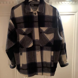 Obetydligt använd filt jacka  - Fin filtjacka från zara knappt använd  