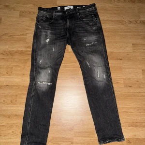 Replay anbass - Säljer dessa anbass med slitningar Skick 10/10 Mitt pris 850 Nypris runt 1200 samt svåra att få tag i W32/L30