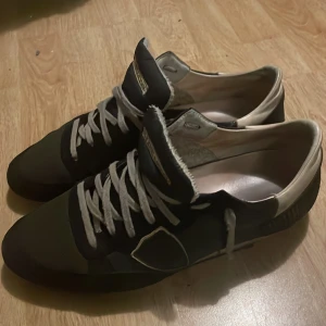 Philippe model Trainers - Säljer nu dessa feta Philippe Models som kan användas på vintern för en steal!💯Snygg marinblå färg som passar till mycket💯🔥 Priset är inte hugget i sten🪨💯 Skriv om ni undrar något💯
