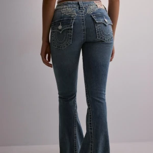 True Religion Low Rise Flare Wing Jeans - Lågmildjade jeans med så snygga detaljer😍 Dom är slutsålda och säljer endast pga jag köpte fel storlek i somras…😞 Köpta på Nelly för 1700 kr. Använda 1 gång endast.