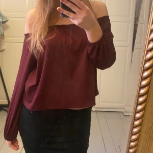 Vinröd off-shoulder topp❤️ - Jättefin topp! Ny skick! Från Berhska