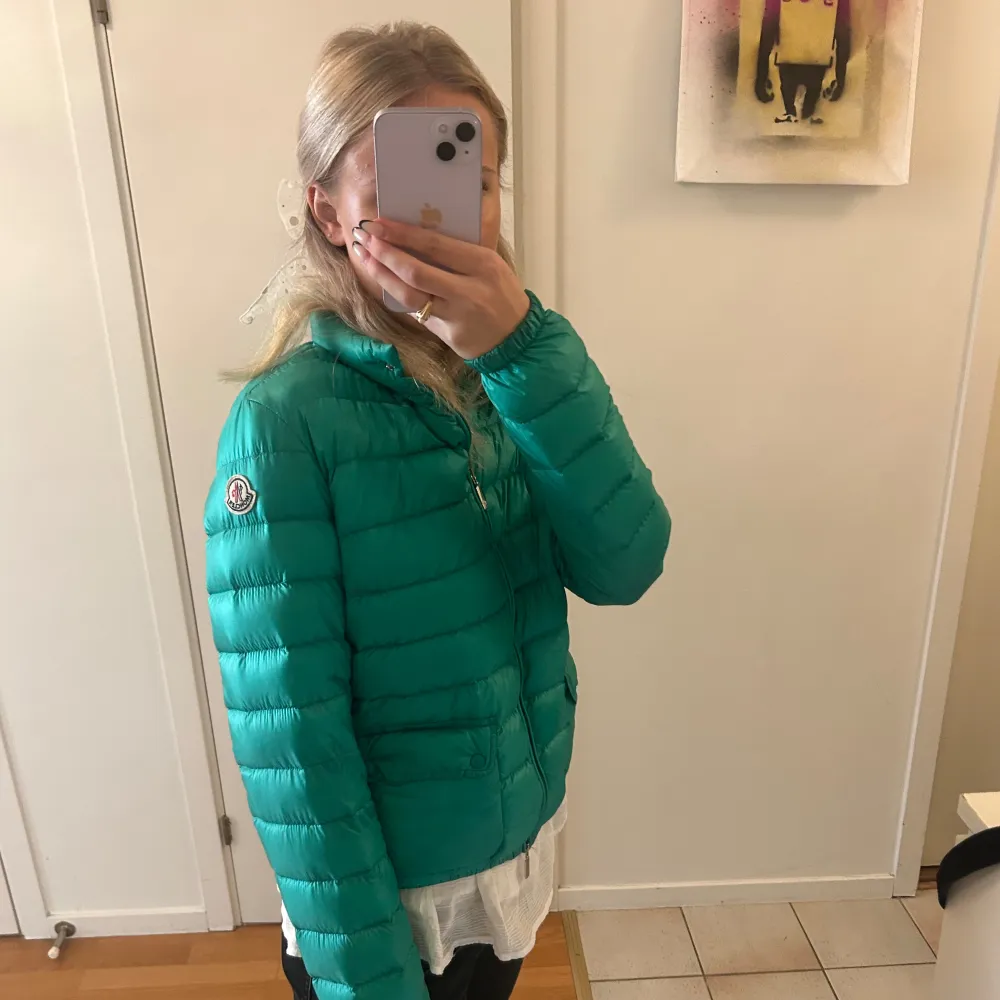 Säljer en skit cool moncler dunjacka! Den har en skit snygg och unik färg! Den har en fint skick! Vid frågor eller fler bilder är det bara att höra av sig! 💚 . Takit.