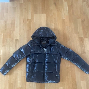 Save the duck Jacka - Halloj, säljer nu denna fina Save The Duck jacka! Info:  Märke: Save The Duck Modell: Edgard Padded Cond: 10/10 Färg: Svart Storlek: S Tveka inte på att ställa frågor! (Finns inga som helst tecken på att jackan är begagnad) // SS 