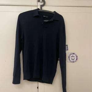 Zara Button up - Säljer denna zara tröjan då den inte blir använd eller så. Inga fel på tröjan. Skick 10/10💯