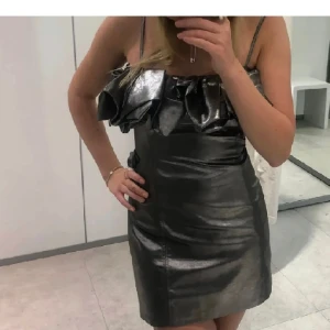 Festlig klänning med volang  - Från zara, fint skick🥰 perfekt till nyår 