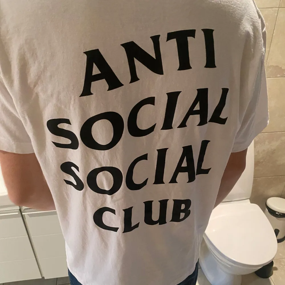 Säljer min Assc tröja pga att den inte används. Storlek L men passar mig som är M. . T-shirts.