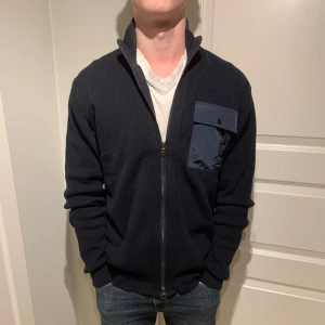 Less Worries cardigan - Skön zip tröja! | Köpte i Juli men har använt ksk 5 gånger så är så gott som ny! | Kostade 1000kr när jag köpte! | Storlek M. | Ställ gärna frågor!